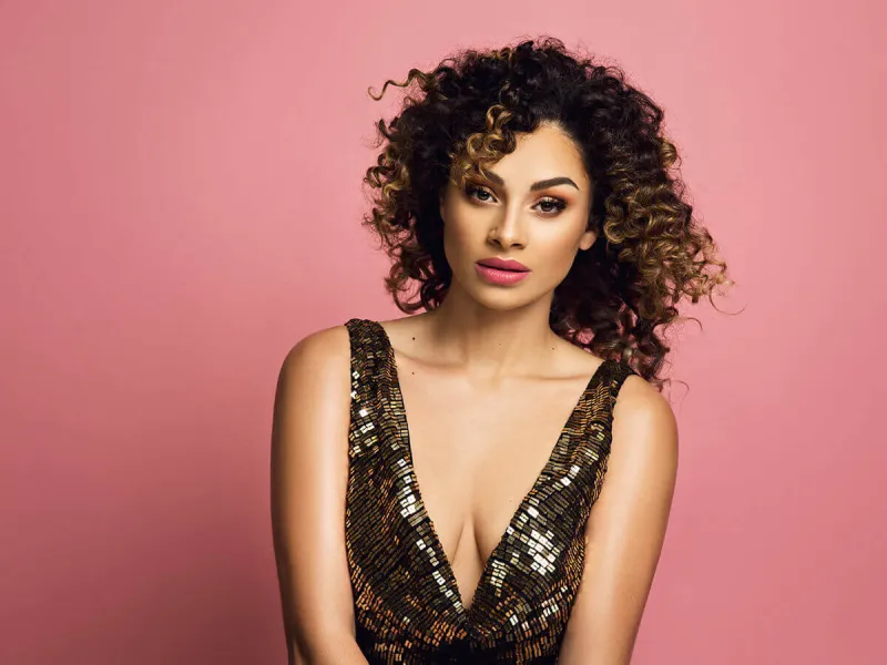 KIMBERLY DOOR NAAR HALVE FINALE (TVOH) EN FAVORIET BIJ VELEN